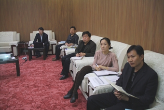 医院全体领导班子成员进行第一次集中学习